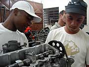 Foto de egressos trabalhando na cooperativa