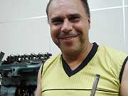 Foto do egresso Henrique trabalhando