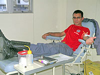 Foto de Bombeiro doando sangue