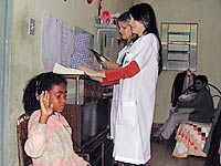Foto de uma crian?a sendo avaliada
