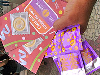 Foto de preservativos e folder da campanha