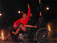 Foto de pessoas dançando em cadeira de roda
