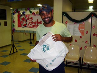 Foto: Divulgação/Hemominas Doador recebendo a sacola reciclável