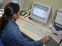 Mulher jovem em frente a um computador