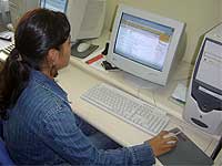 Mulher jovem em frente a um computador