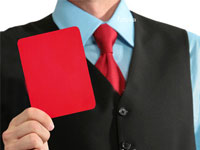 Executivo mostrando um cartão vermelho
