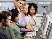 pessoas usando o PC com um professor orientando