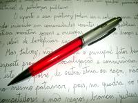 Foto de caneta sobre folha de papel