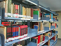 Foto de livros em uma biblioteca