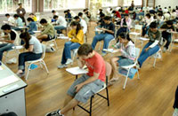 Foto de alunos realizando prova