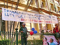 Foto de uma faixa da manifestação em frente à Câmara