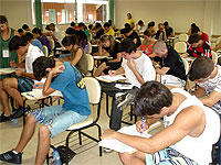 Foto de aulos fazendo prova