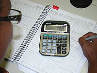 Foto de pessoa estudando com calculadora