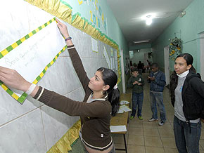 Foto de alunos montando o mural