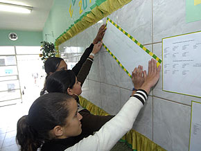 Foto de alunos montando o mural