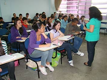 Foto de alunos em sala de aula