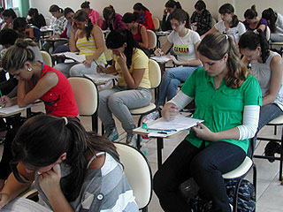 Foto de alunos fazendo prova