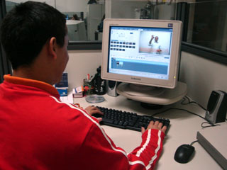 Foto de pessoa no computador