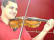 Foto de Ladislau Brun tocando violino