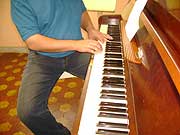 Foto das m?os de Pedro Couri ao piano