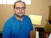 Foto de Pedro Couri Neto ao piano