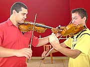 Foto de Ladislau Brun  e Walacy tocando violino