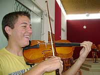Foto de Walacy tocando violino