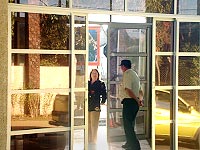 foto de seguran?a atendendo uma pessoa na guarita da UFJF