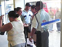 foto de seguran?as atendendo pessoas no INSS