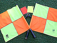 Foto de bandeirinhas, apitos e cart&otilde;es