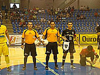 Foto de &aacute;rbitros em gin&aacute;sio de futsal