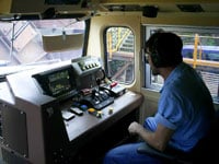 Foto de maquinista dentro de cabine do trem