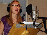 Foto de Maíra dublando