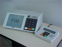 Foto de uma urna eletr?nica onde est? escrito Fim