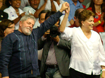Foto de Dilma em comício em Juiz de Fora