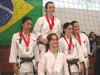 Juliana no p?dium com outros lutadores