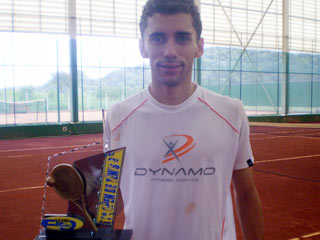 Thiago Aguiar com trof&eacute;u de camp&atilde;o