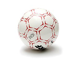 foto de uma bola de futebol no gramado