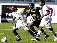 Foto de jogadores do Tupi e do Am?rica dividindo a bola em campo
