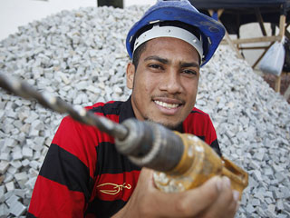 Hernane posa como Brocador em visita à redação do LANCE!