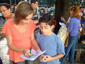 Foto de pessoas trocando figurinha