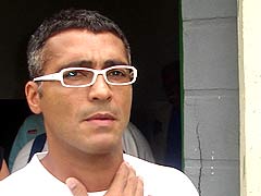 Foto do Rom?rio chegando no campo do Est?dio Municipal M?rio Hel?nio em Juiz de Fora para o coletivo com o Tupi