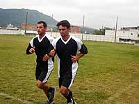 Jogadores correndo no treino do Tupi