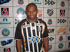 foto do atacante Ademilson