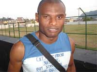 foto do atacante Ademilson