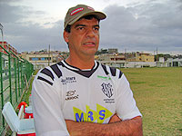 Foto de Moacir J?nior em treino do Tupi em 2007