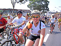 foto de pessoas pedalando