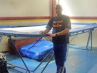 foto do Deber Zambelli perto de uma cama
el?stica