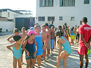 foto de crian?as nadando