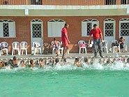 foto de crian?as nadando